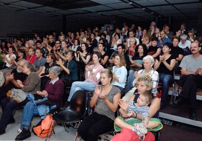 [Translate to Italienisch:] 2008, Publikum in der Aula der Kantonsschule