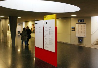 [Translate to Italienisch:] 2002, eigene Signaletik in der neuen Bahnhofpassage